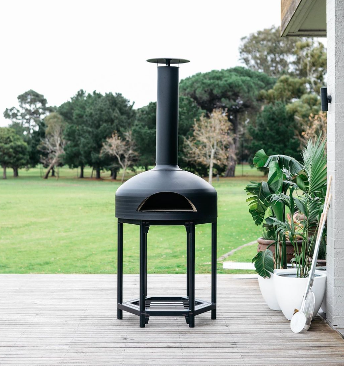 Black_Giotto_with_Hexa_stand_on_deck_with_grass