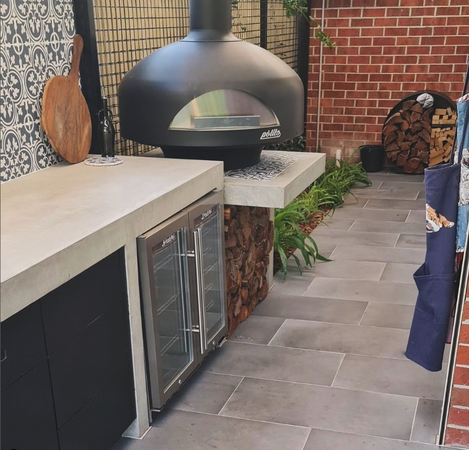 Polito_Giotto_pizza_oven_Black_closed_door_outdoor_kitchen